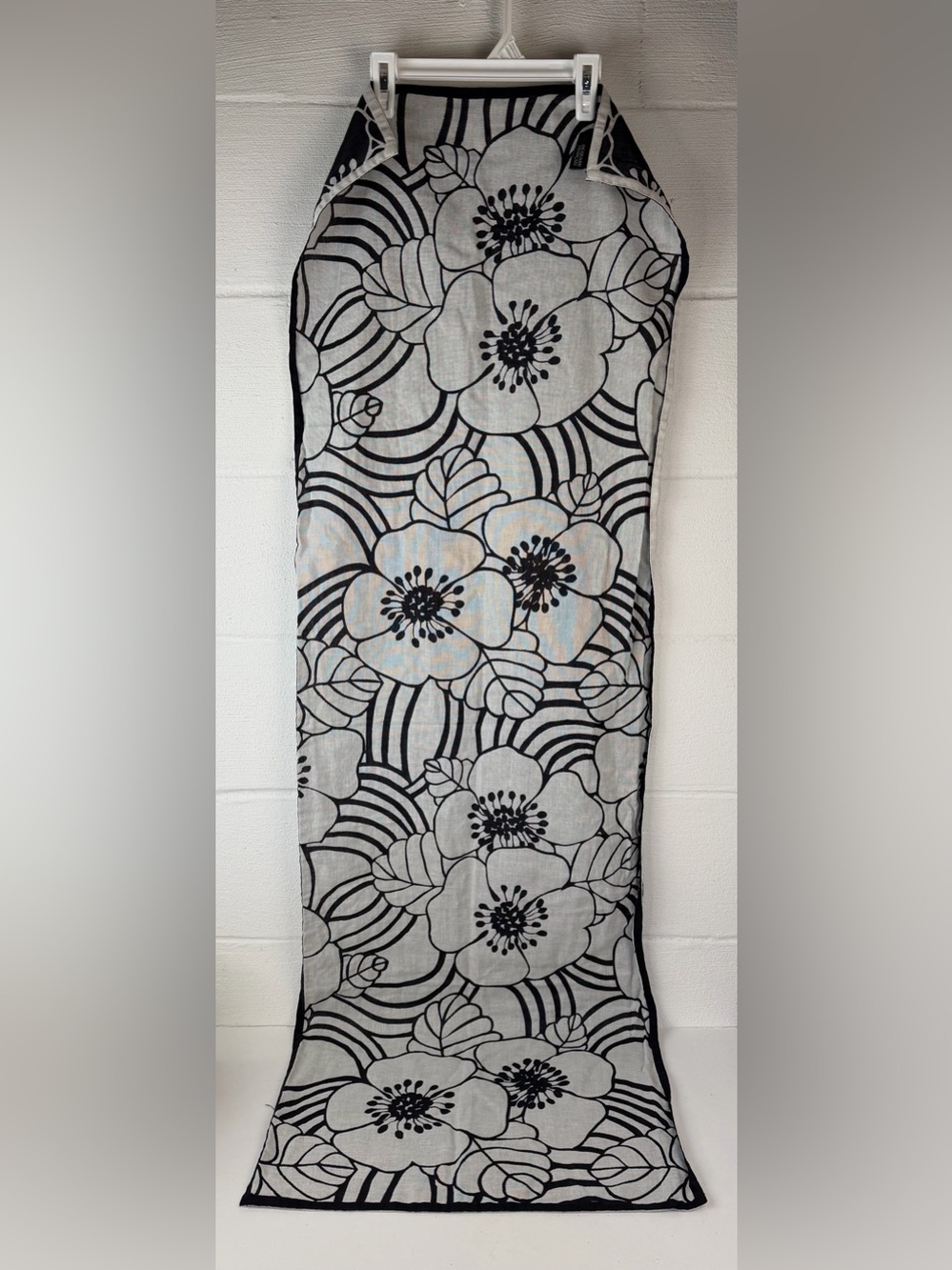 Le Jacquard Francais Black White Floral Tablerunner